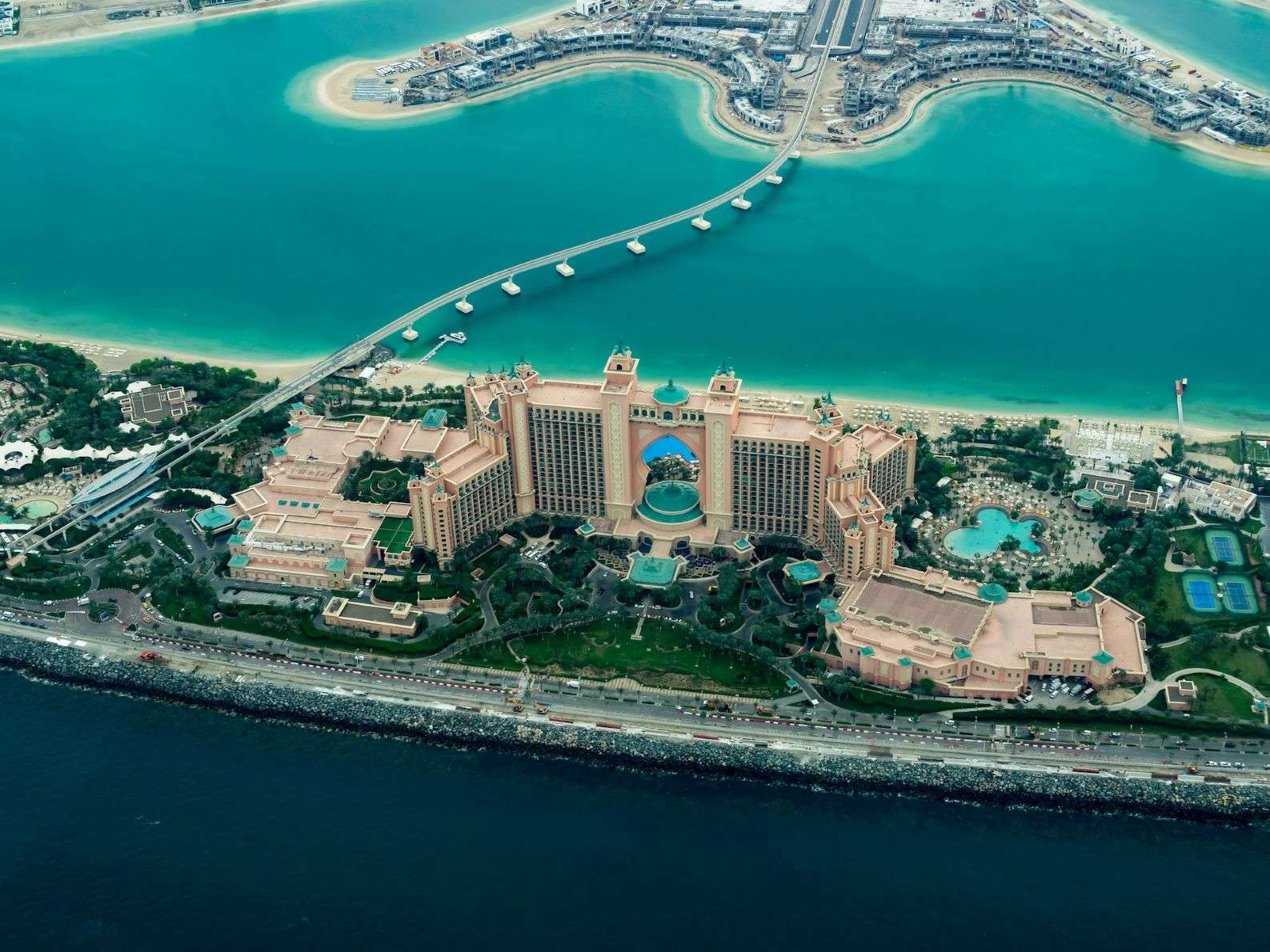 palm-jumeirah-dubai-s-luxurious-man-made-island-gulfinfo2